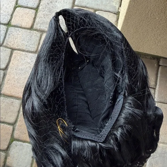 Luxurious Black Wavy Wig - Picture 4 of 7